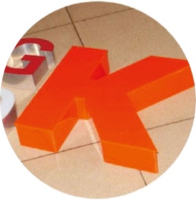 làm chữ nổi aluminium