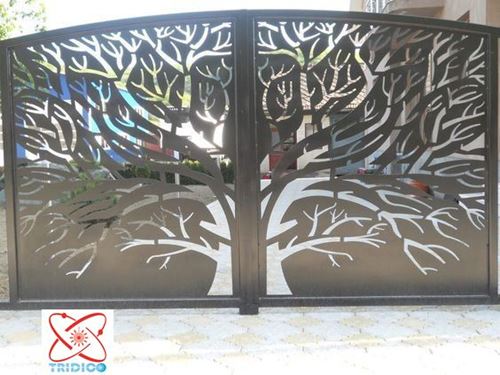 cổng sắt có hình cây cổ thụ