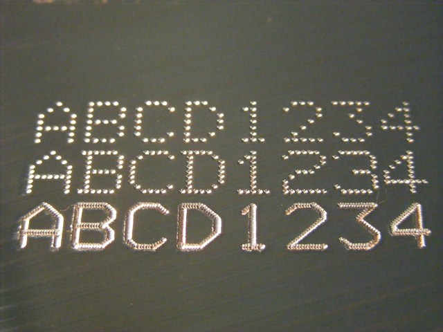 máy dập chữ cầm tay trên kim loại