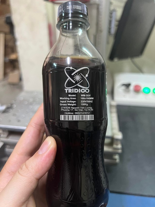máy khắc laser trên chai nhựa