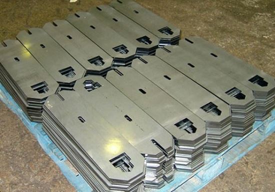 cắt sắt tấm bằng máy cắt fiber công suất 300W