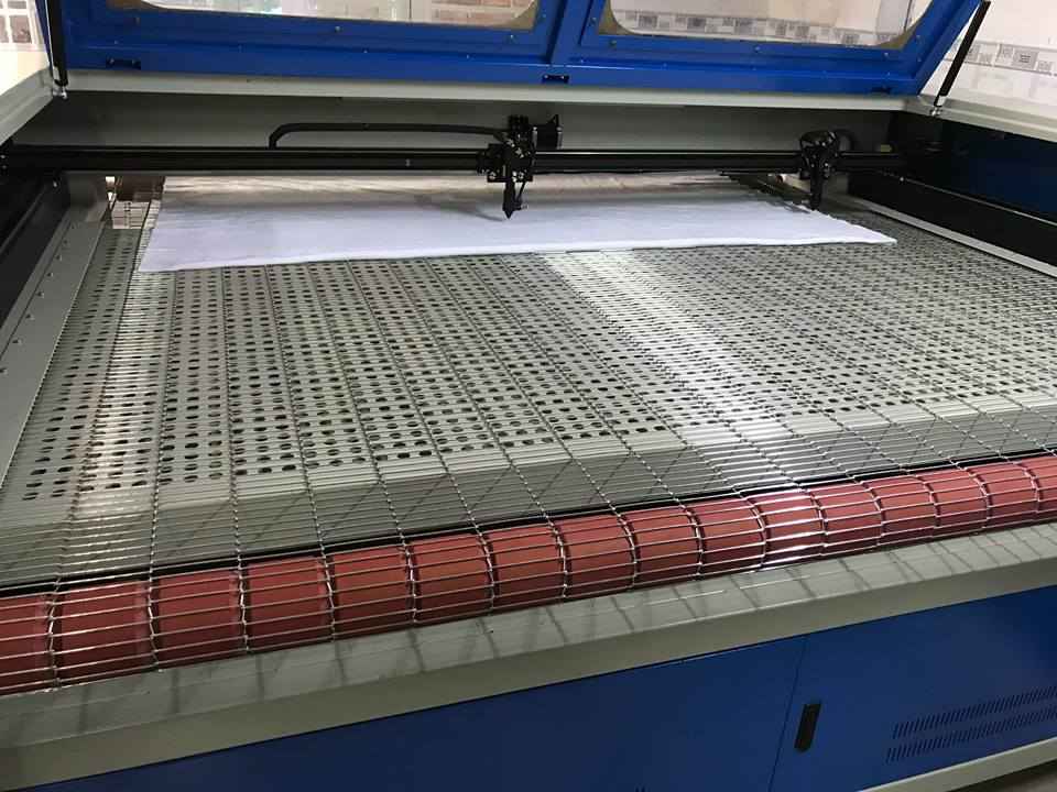 máy laser cắt vải cuộn tự động