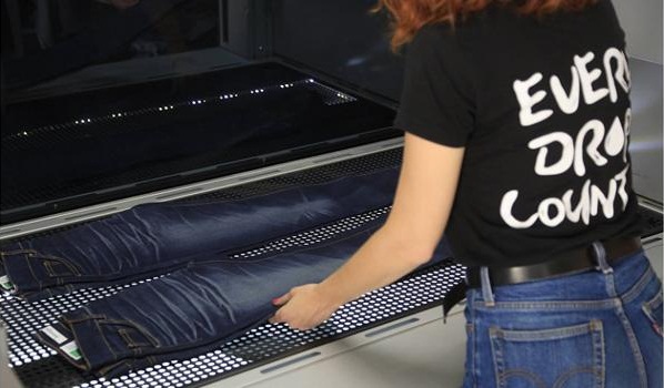 máy laser khắc quần jean