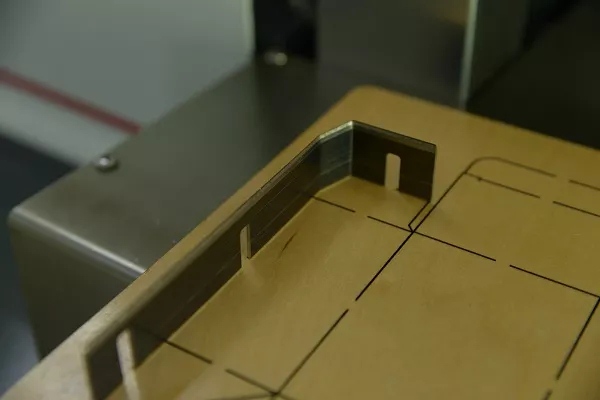 máy uốn dao khuôn bế tem nhãn