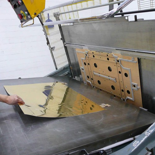 máy uốn dao khuôn bế tem nhãn