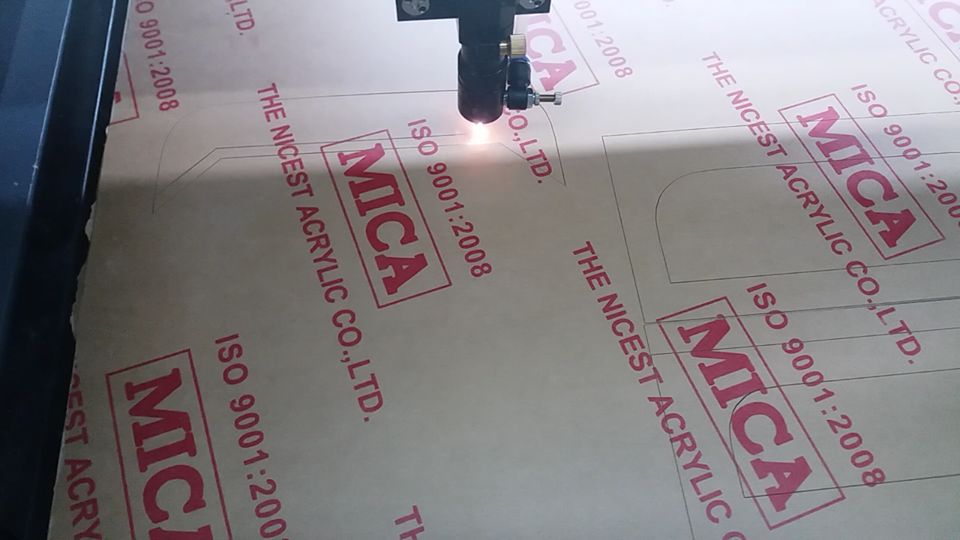 cắt mica bằng máy laser 1390