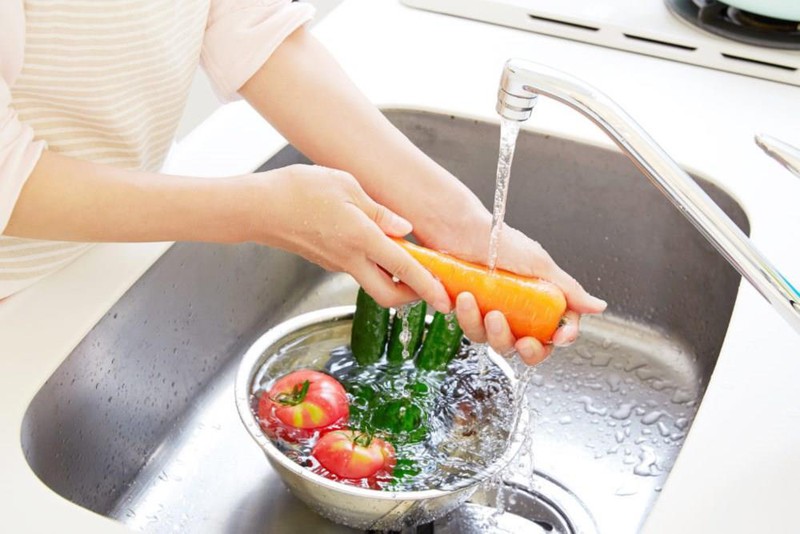 Nên rửa rau củ trước khi ăn để tránh bị ngộ độc