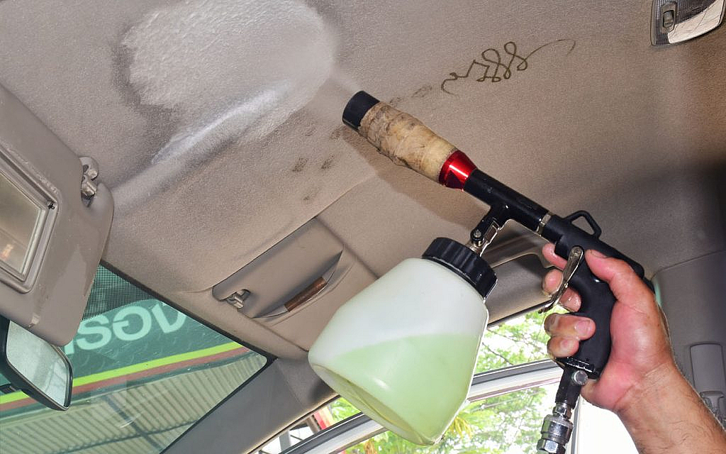 Làm sạch trần xe ô tô đúng cách? Bạn đã biết - MPVSAIGON