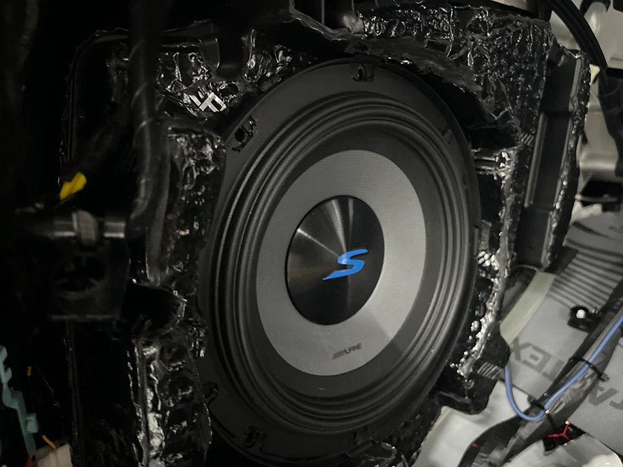 Alpine S2-W8D4: Subwoofer 8”, DVC 4Ω, âm trầm sâu – gọn gàng – chắc tiếng. Ảnh lắp đặt tại MPVSAIGON