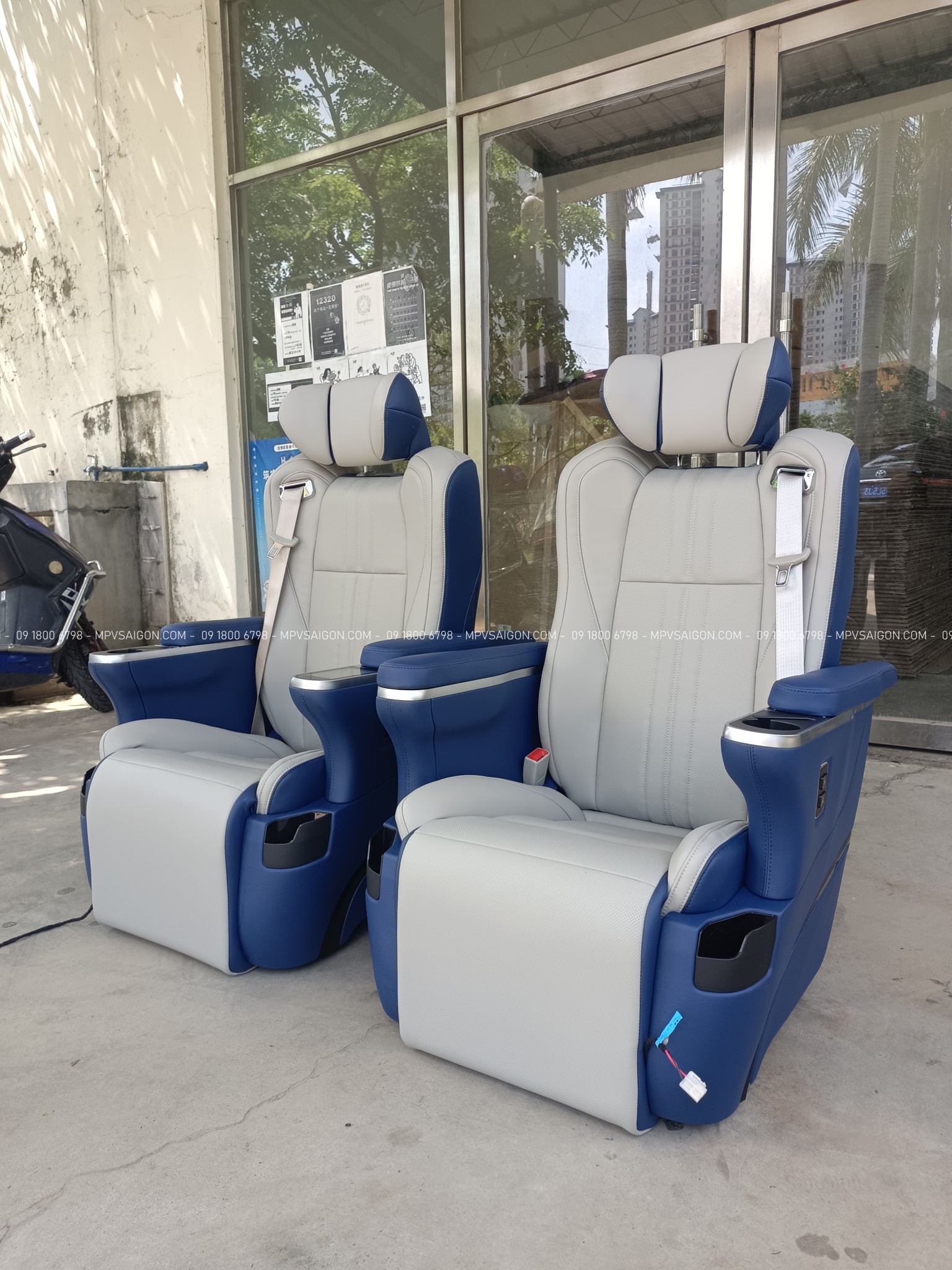 Ghế Limousine Toyota Alphard màn hình cảm ứng