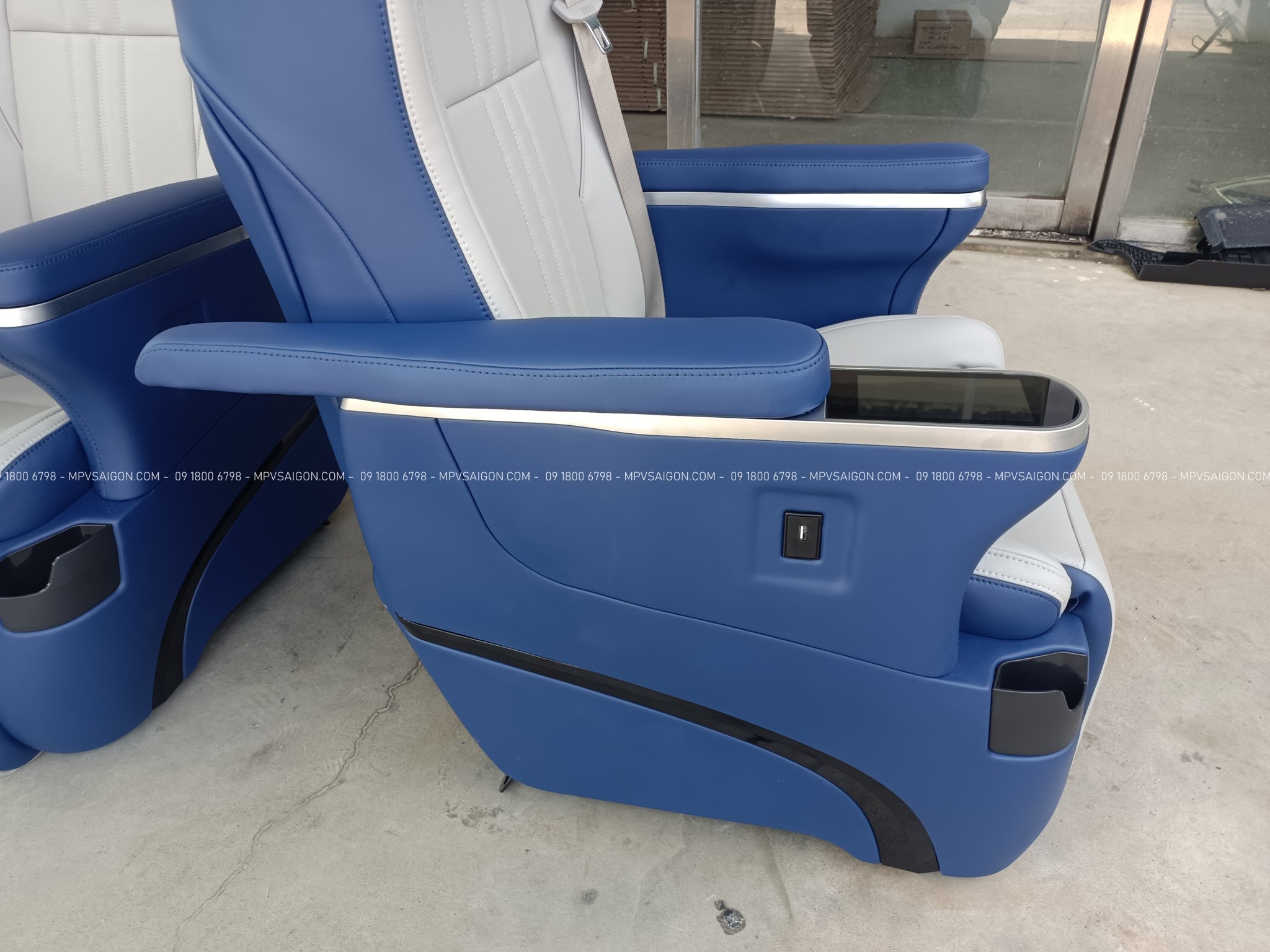 Ghế Limousine Toyota Alphard màn hình cảm ứng