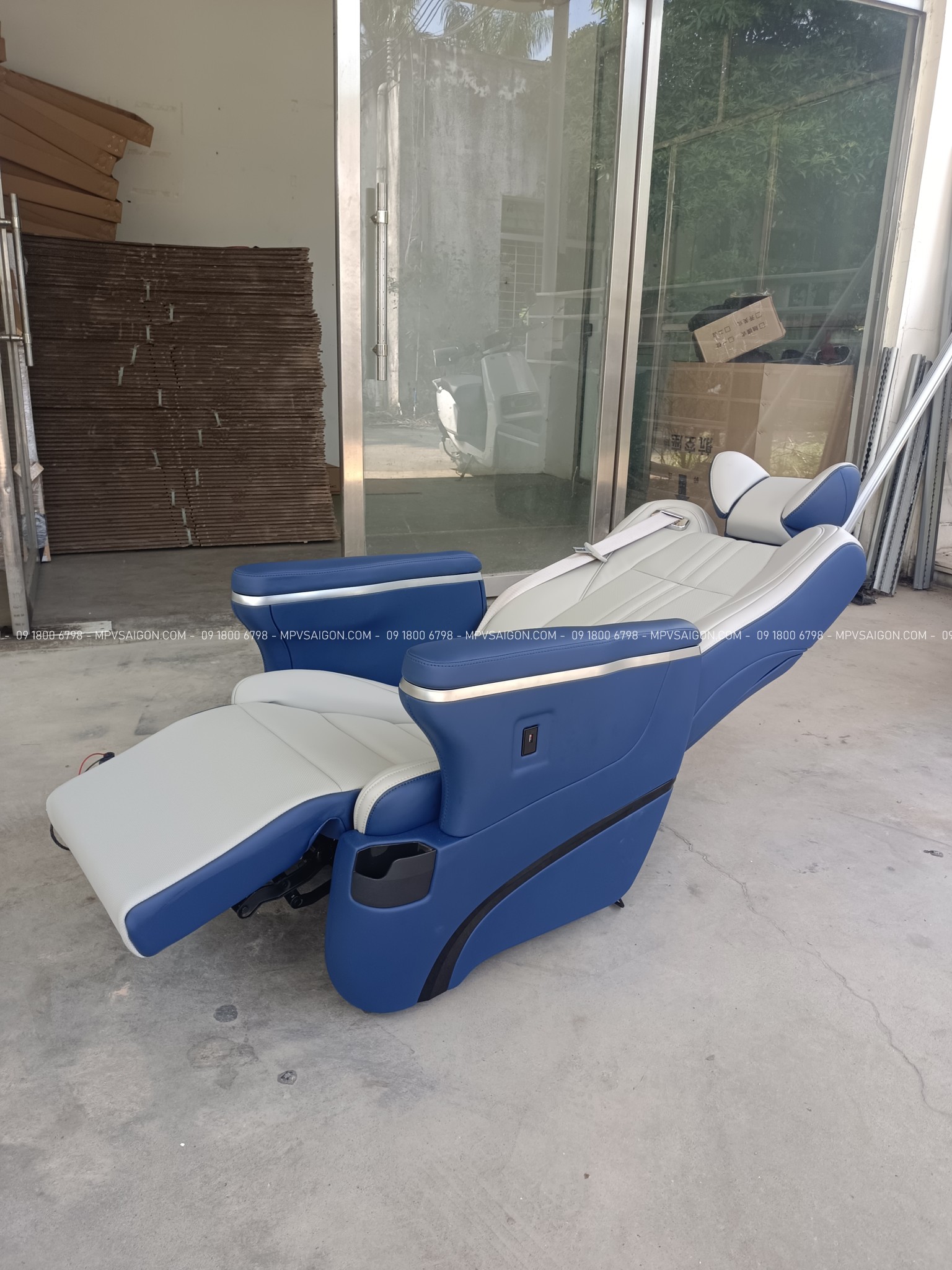 Ghế Limousine Toyota Alphard màn hình cảm ứng