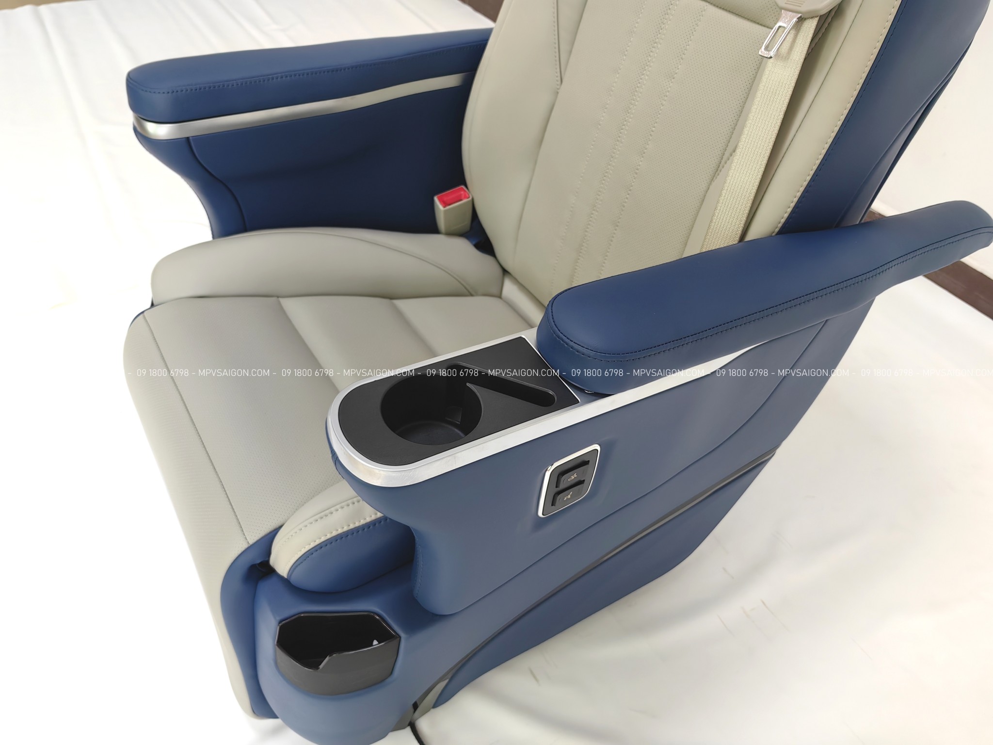 Ghế Limousine Toyota Alphard màn hình cảm ứng