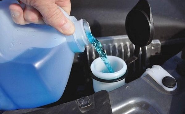 HƯỚNG DẪN LÀM SẠCH DẦU NHỚT DƯỚI GẦM XE Ô TÔ HIỆU QUẢ