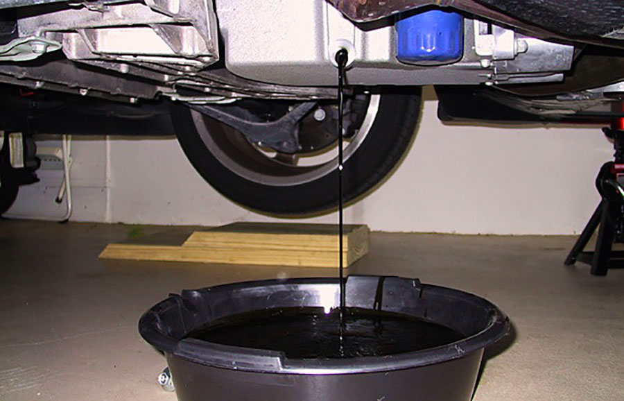 HƯỚNG DẪN LÀM SẠCH DẦU NHỚT DƯỚI GẦM XE Ô TÔ HIỆU QUẢ