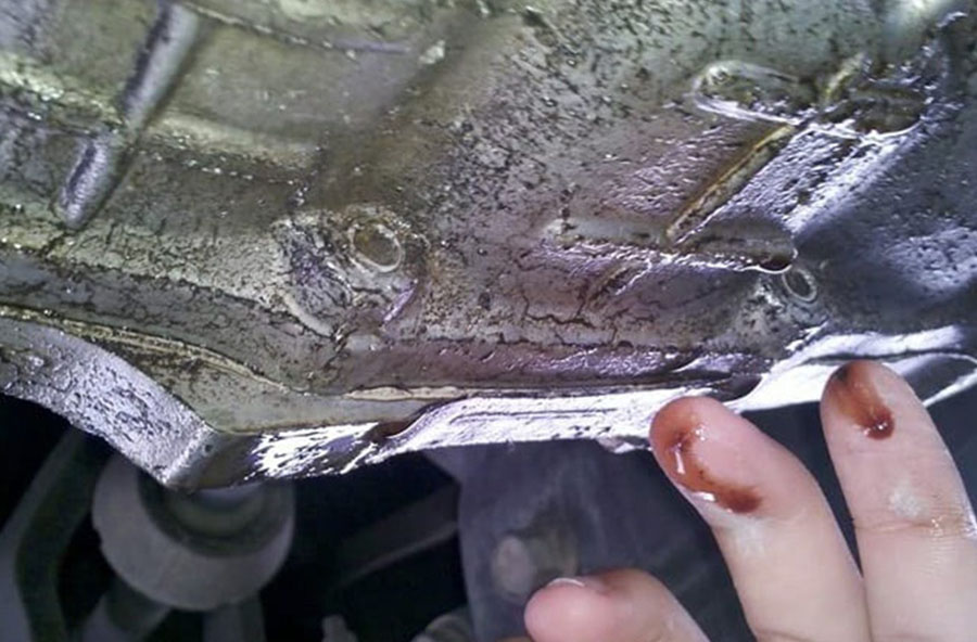 HƯỚNG DẪN LÀM SẠCH DẦU NHỚT DƯỚI GẦM XE Ô TÔ HIỆU QUẢ