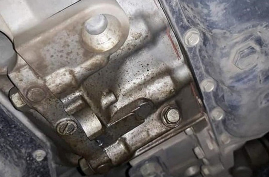 HƯỚNG DẪN LÀM SẠCH DẦU NHỚT DƯỚI GẦM XE Ô TÔ HIỆU QUẢ