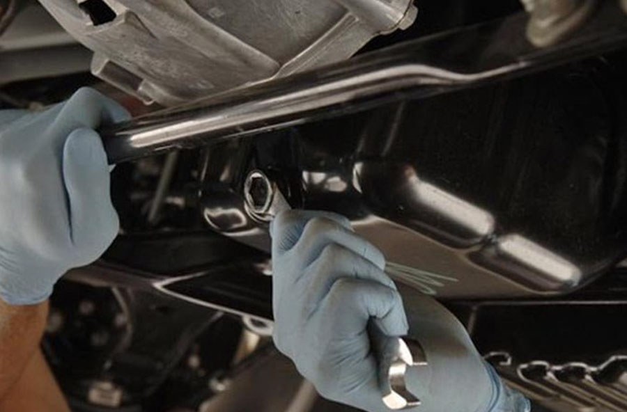 HƯỚNG DẪN LÀM SẠCH DẦU NHỚT DƯỚI GẦM XE Ô TÔ HIỆU QUẢ