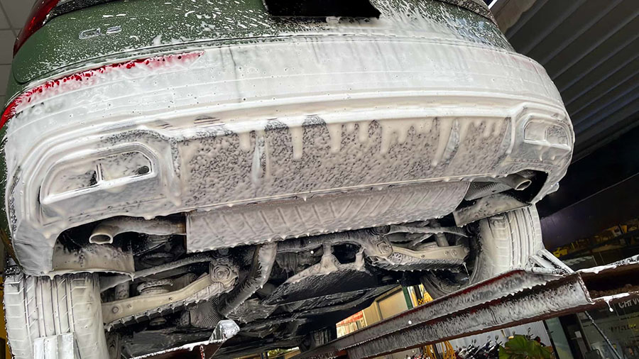 HƯỚNG DẪN LÀM SẠCH DẦU NHỚT DƯỚI GẦM XE Ô TÔ HIỆU QUẢ