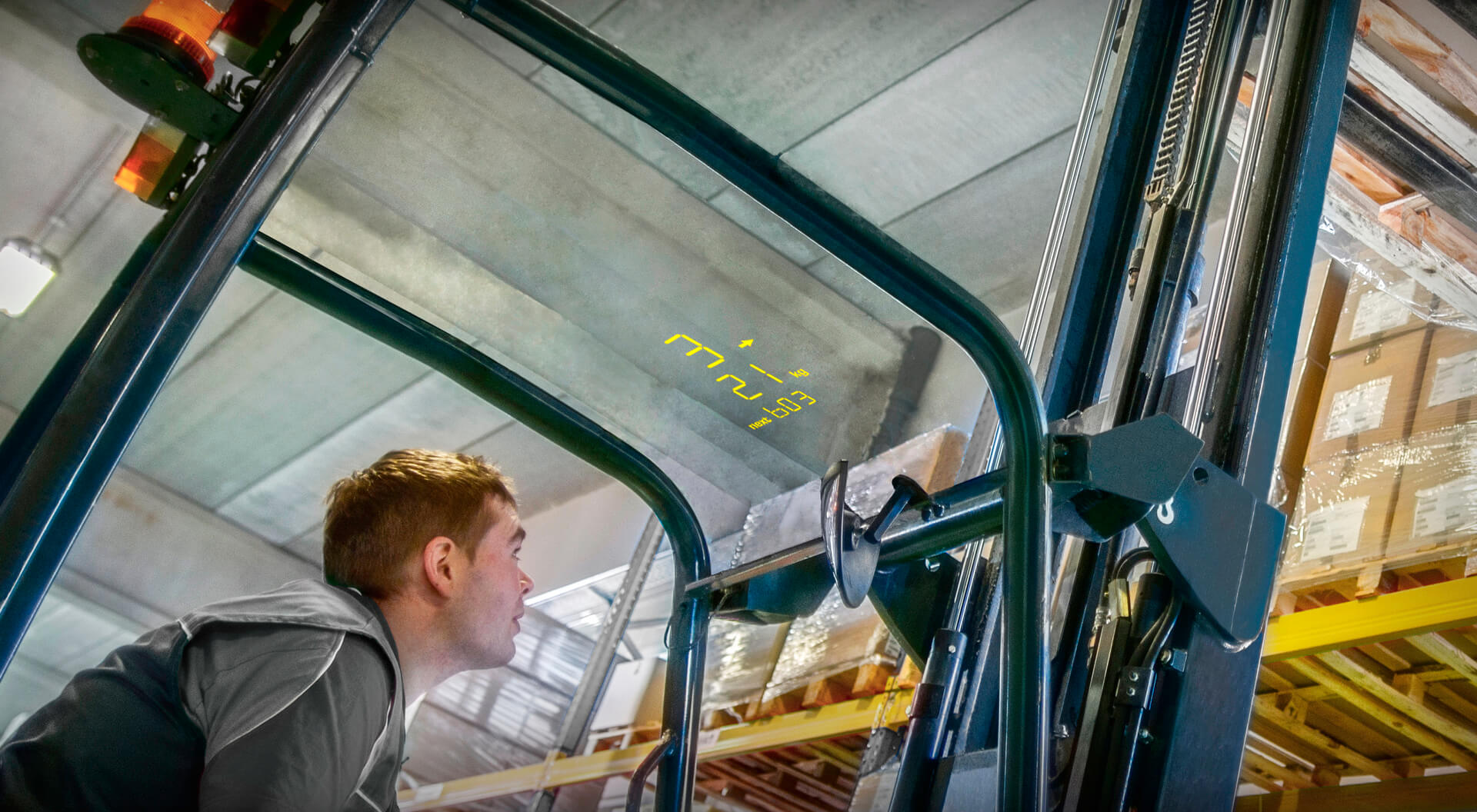 HUD là gì? Khám phá công nghệ hiện đại trên ô tô của bạn