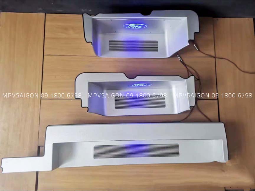 Ốp nhôm - ốp inox chống trầy cho Ford Transit mới 2024