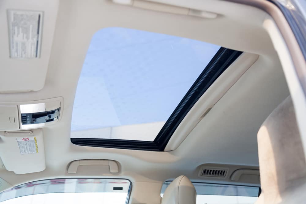 SUNROOF VÀ MOONROOF: LỰA CHỌN NÀO TỐT NHẤT CHO XẾ YÊU CỦA BẠN?