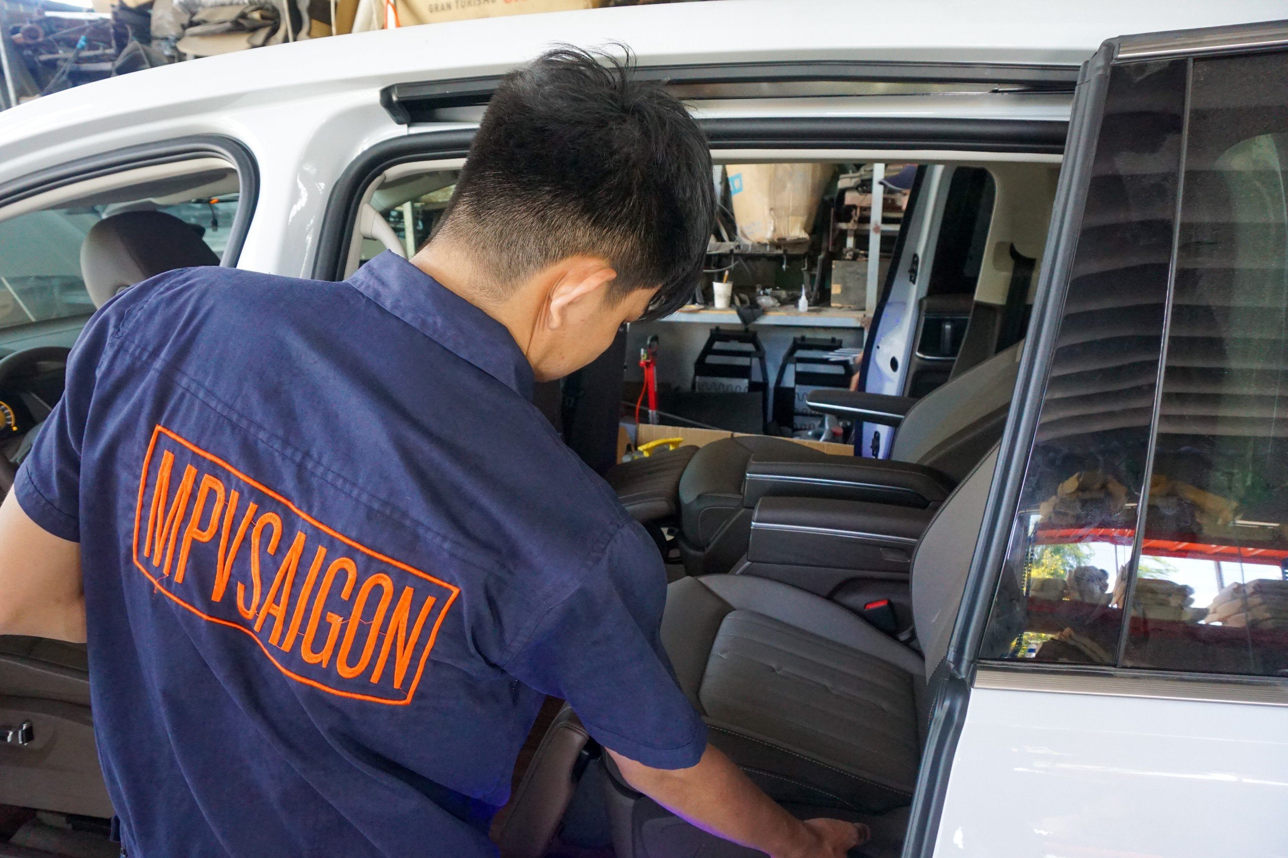 Thay đổi diện mạo nội thất xe với sàn gỗ tự nhiên MPVSAIGON