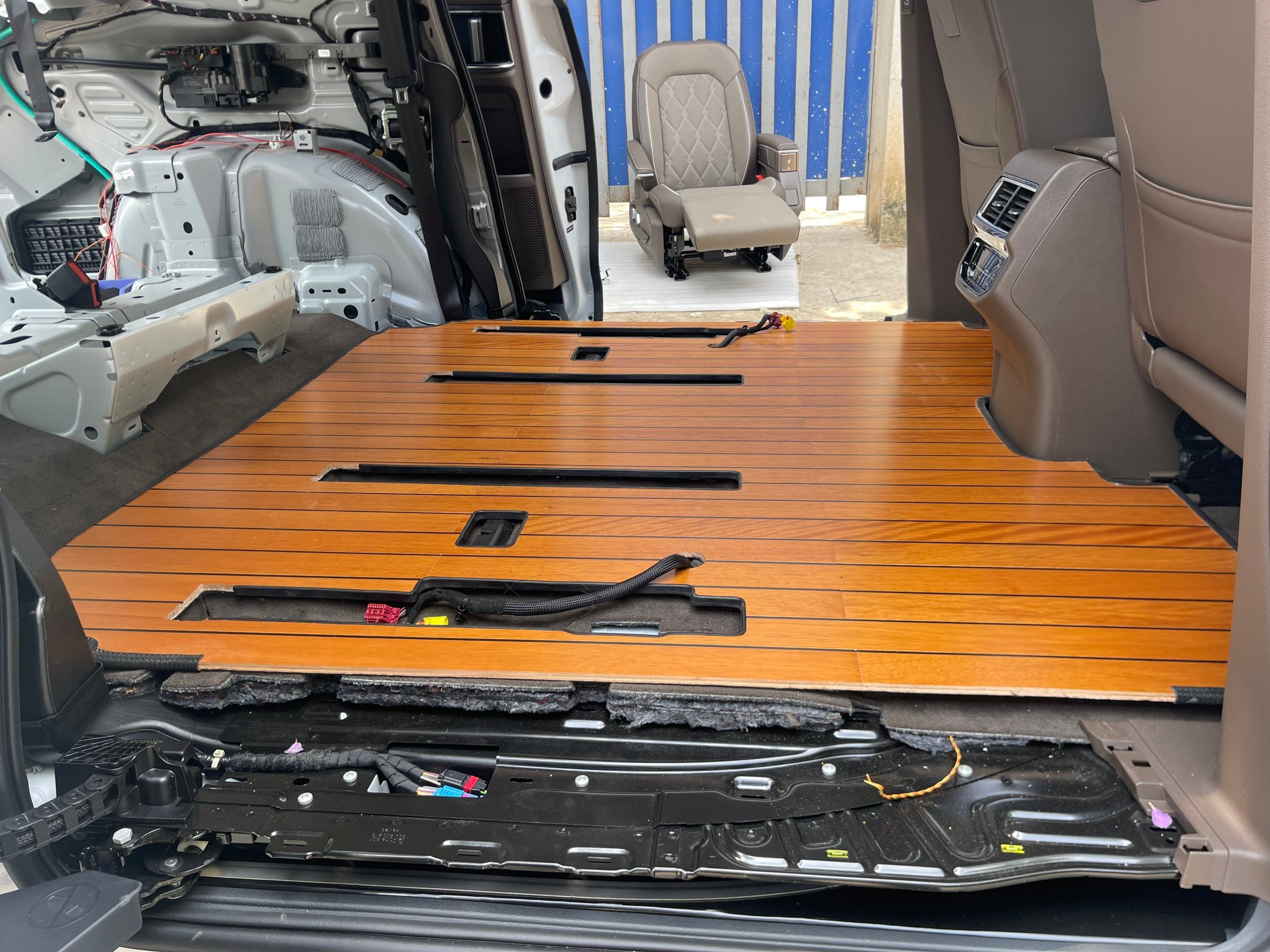 Thay đổi diện mạo nội thất xe với sàn gỗ tự nhiên MPVSAIGON