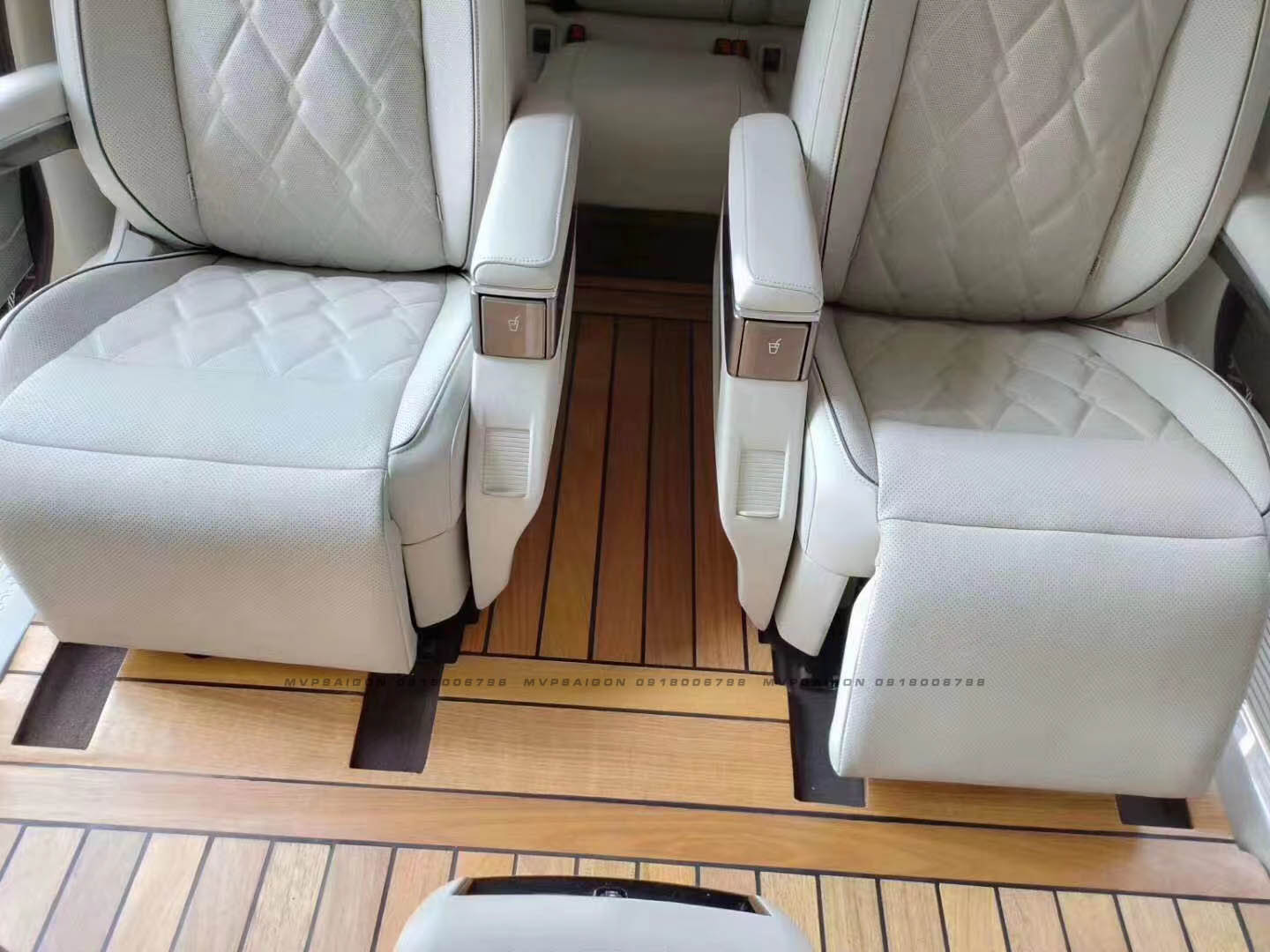 Thay đổi diện mạo nội thất xe với sàn gỗ tự nhiên MPVSAIGON