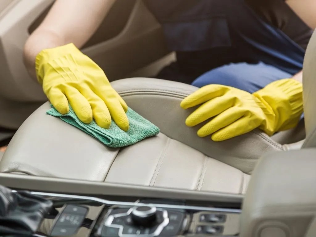 Vệ sinh nội thất ô tô tại nhà - 9 mẹo đơn giản và hiệu quả