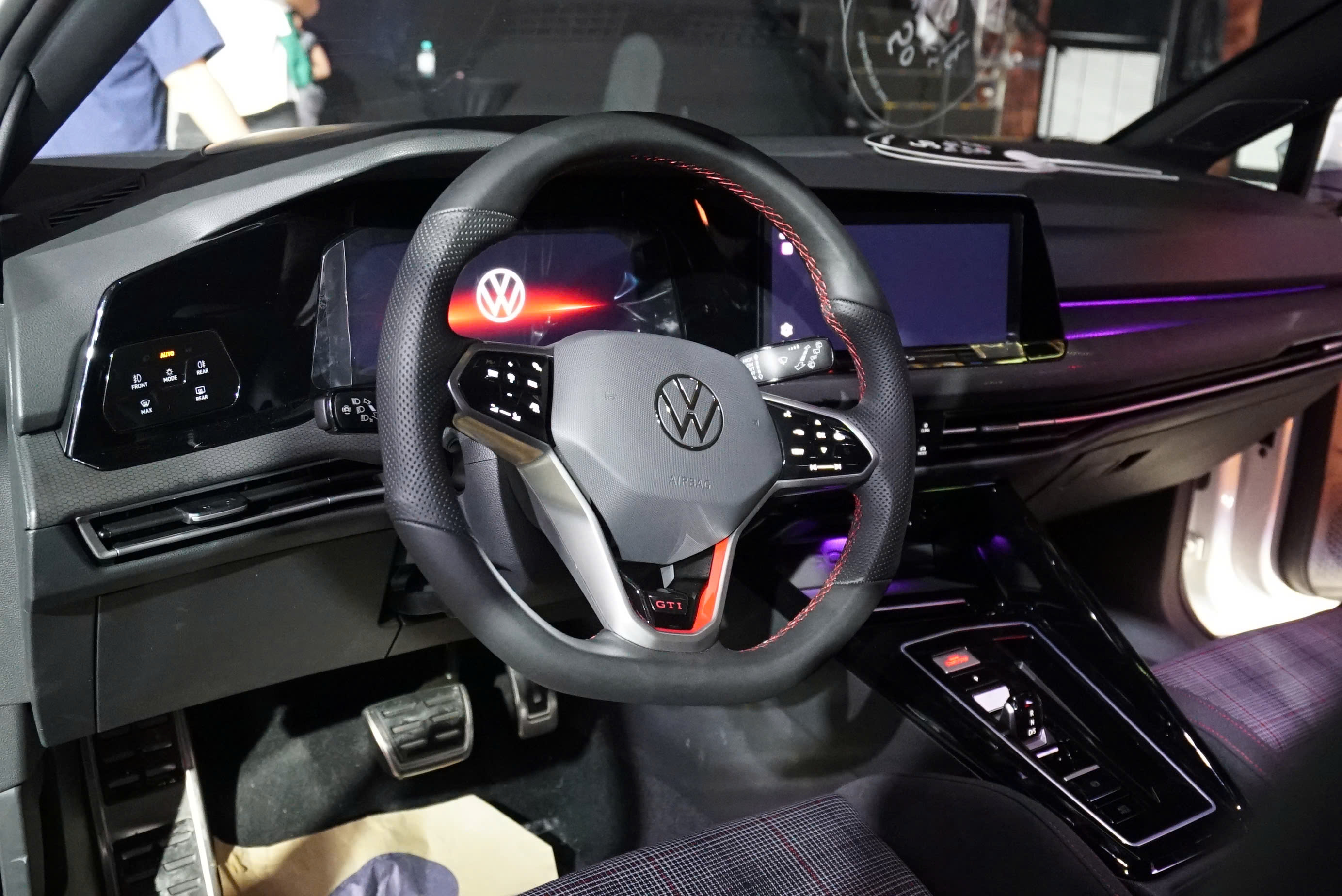 ĐỔI MÀU NỘI THẤT VOLKSWAGEN GOLF 01