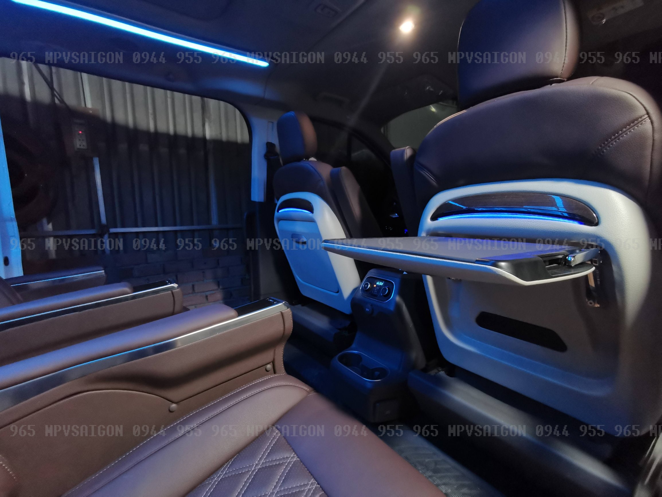 Bàn xếp lưng ghế xe Ford Tourneo - MPVSAIGON