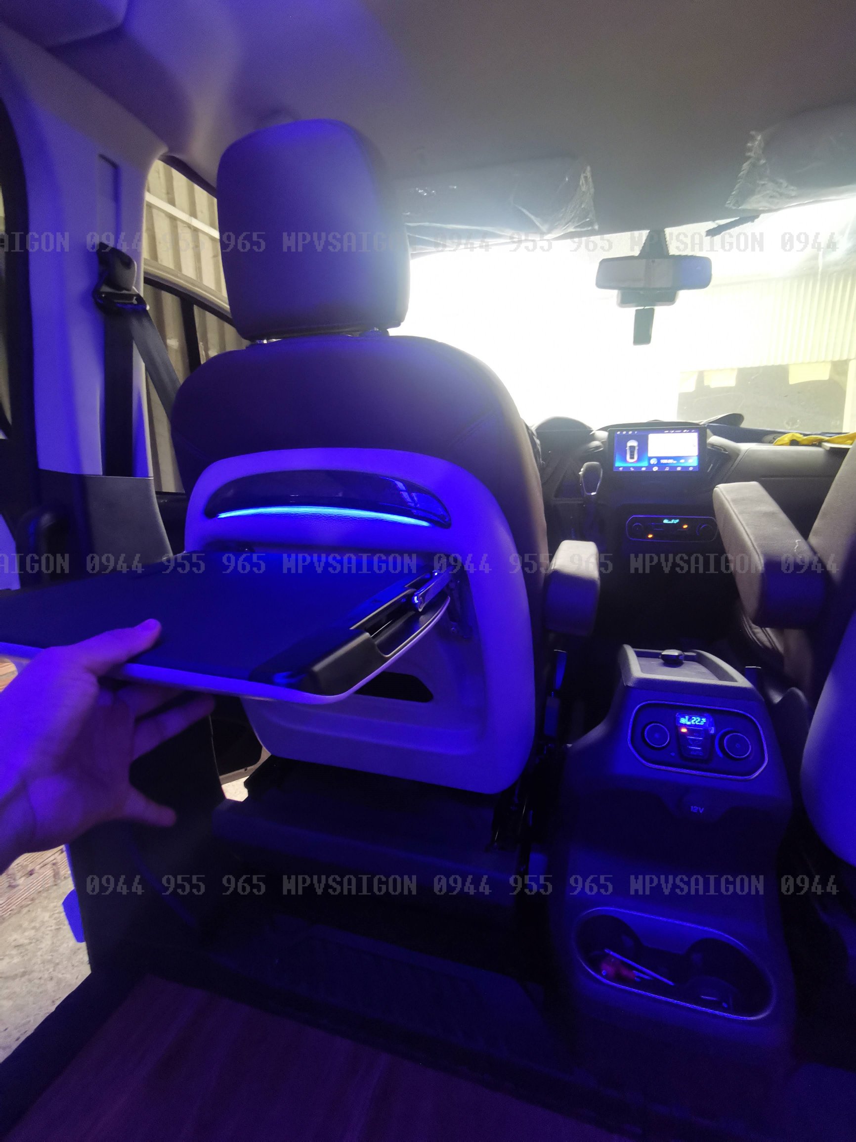 Bàn xếp lưng ghế xe Ford Tourneo - MPVSAIGON