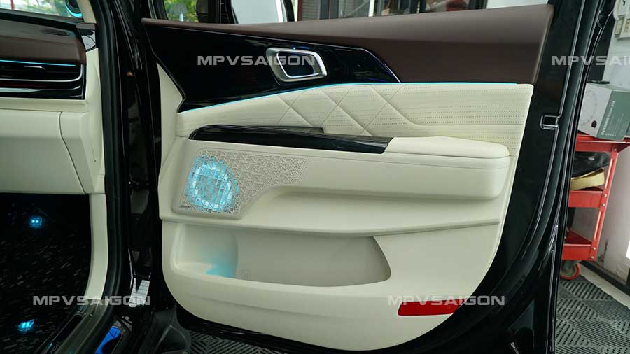 Bọc da và đổi màu nội thất cho Kia Carnival 2025