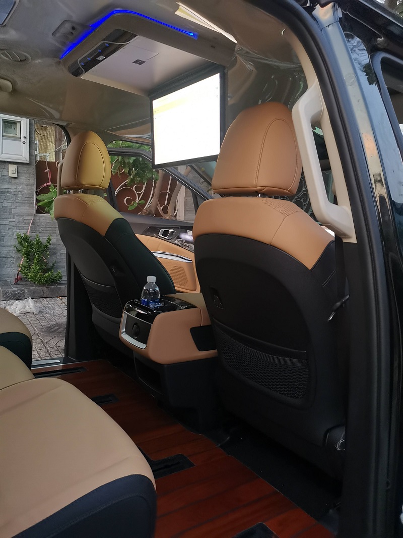 Màn hình trần gập mở tự động Kia Carnival 2025