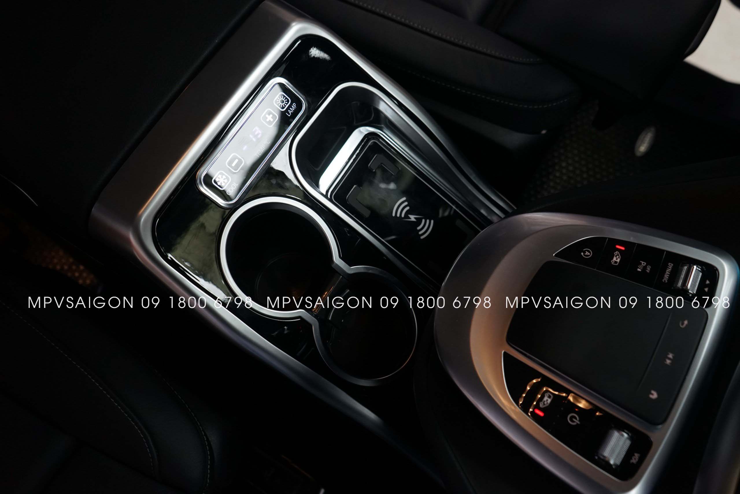 Con ngựa bệ tì tay giữa ghế tài phụ BENZ V250