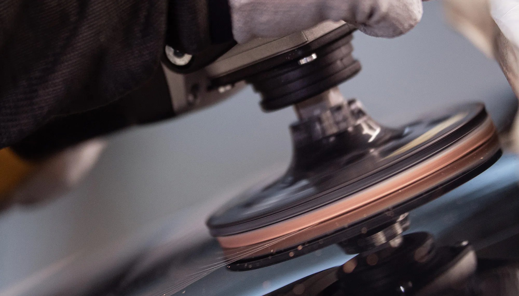 Dịch Vụ Đánh Bóng & Tẩy Ố Kính Lái Ô Tô Chuyên Nghiệp - Xưởng độ MPVSAIGON