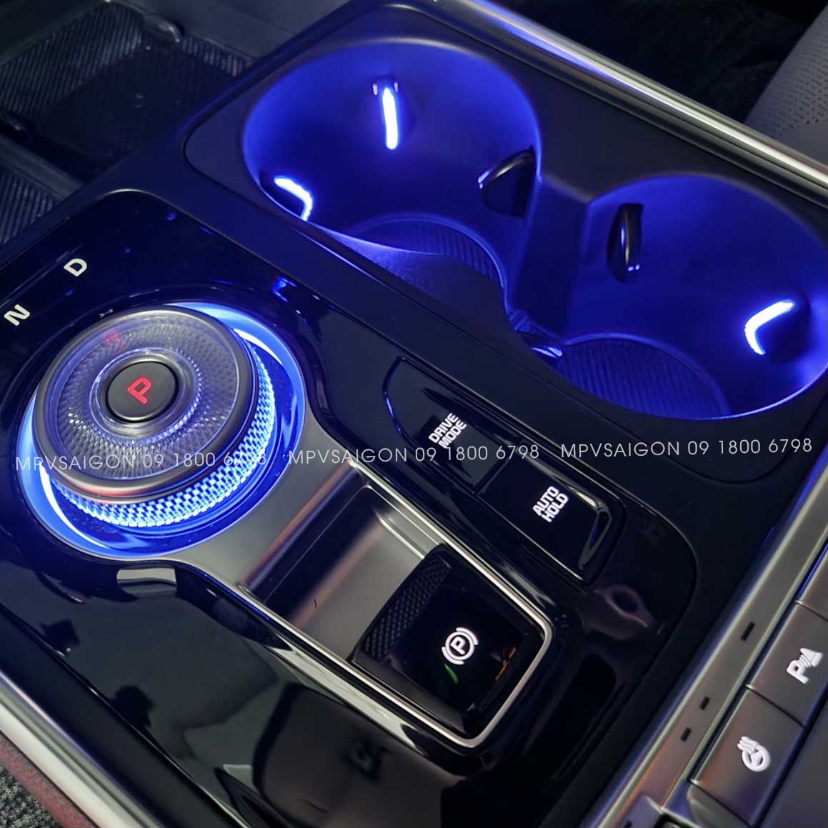 LED núm chuyển số và hốc để ly KIA Carnival 2024