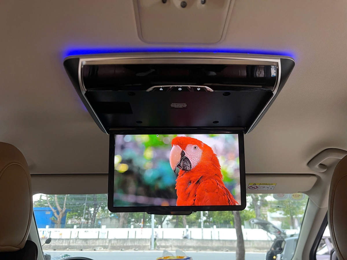 Màn hình trần gập mở tự động Kia Carnival 2025