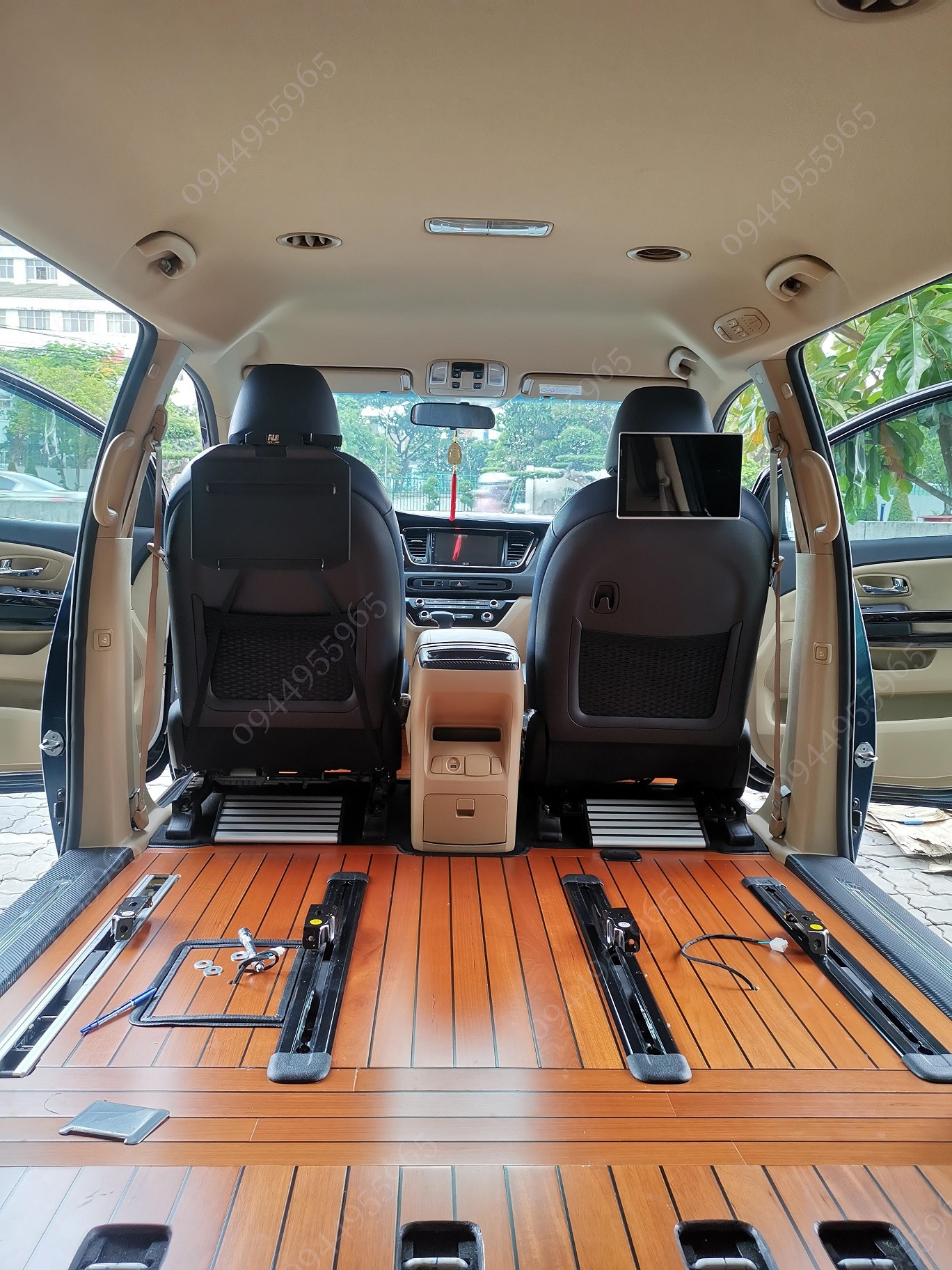 nâng cấp lát lót sàn gỗ xe ô tô xe sedona tphcm saigon