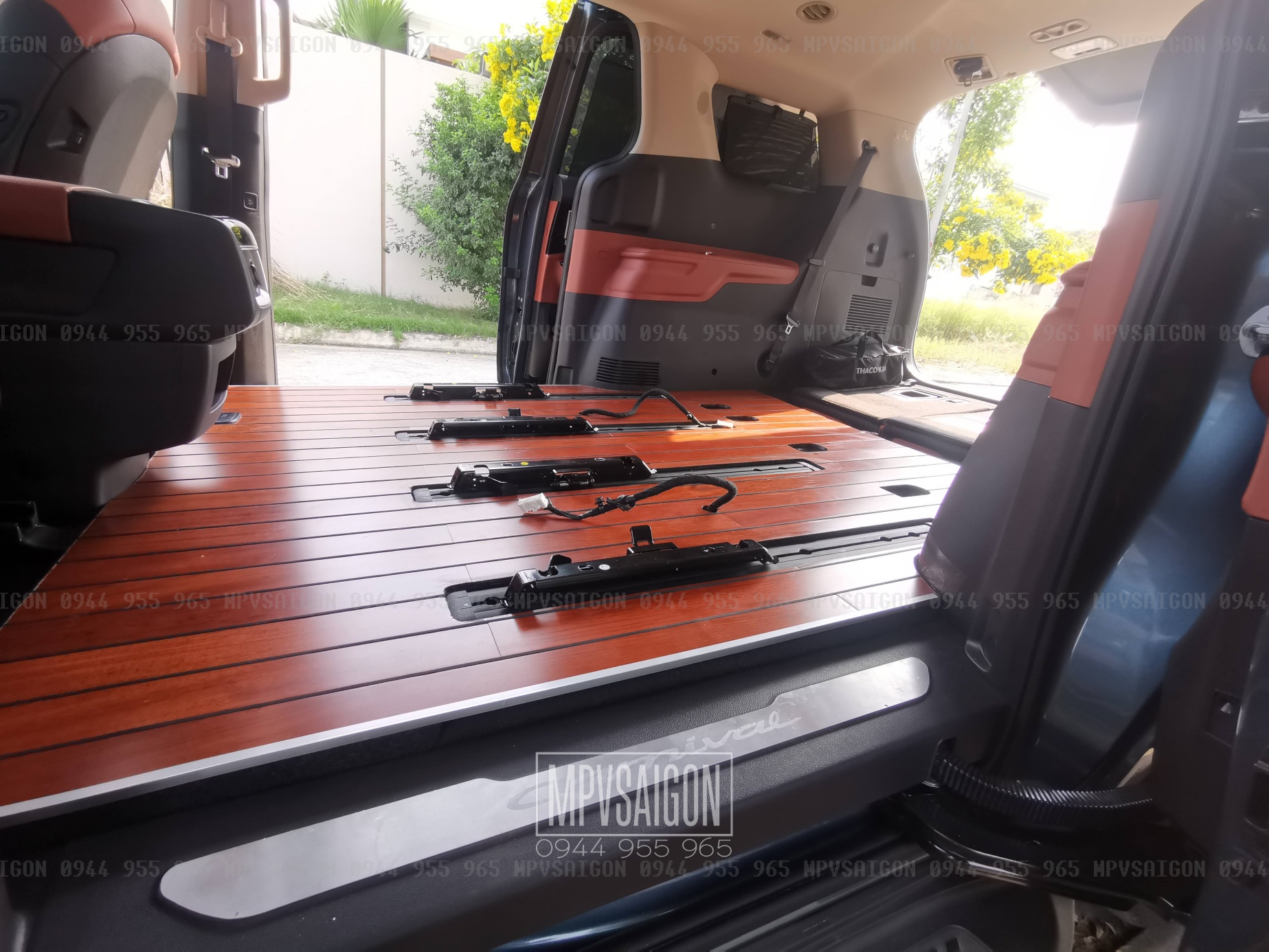 Sàn gỗ tự nhiên Kia Carnival 7 chỗ - MPVSAIGON