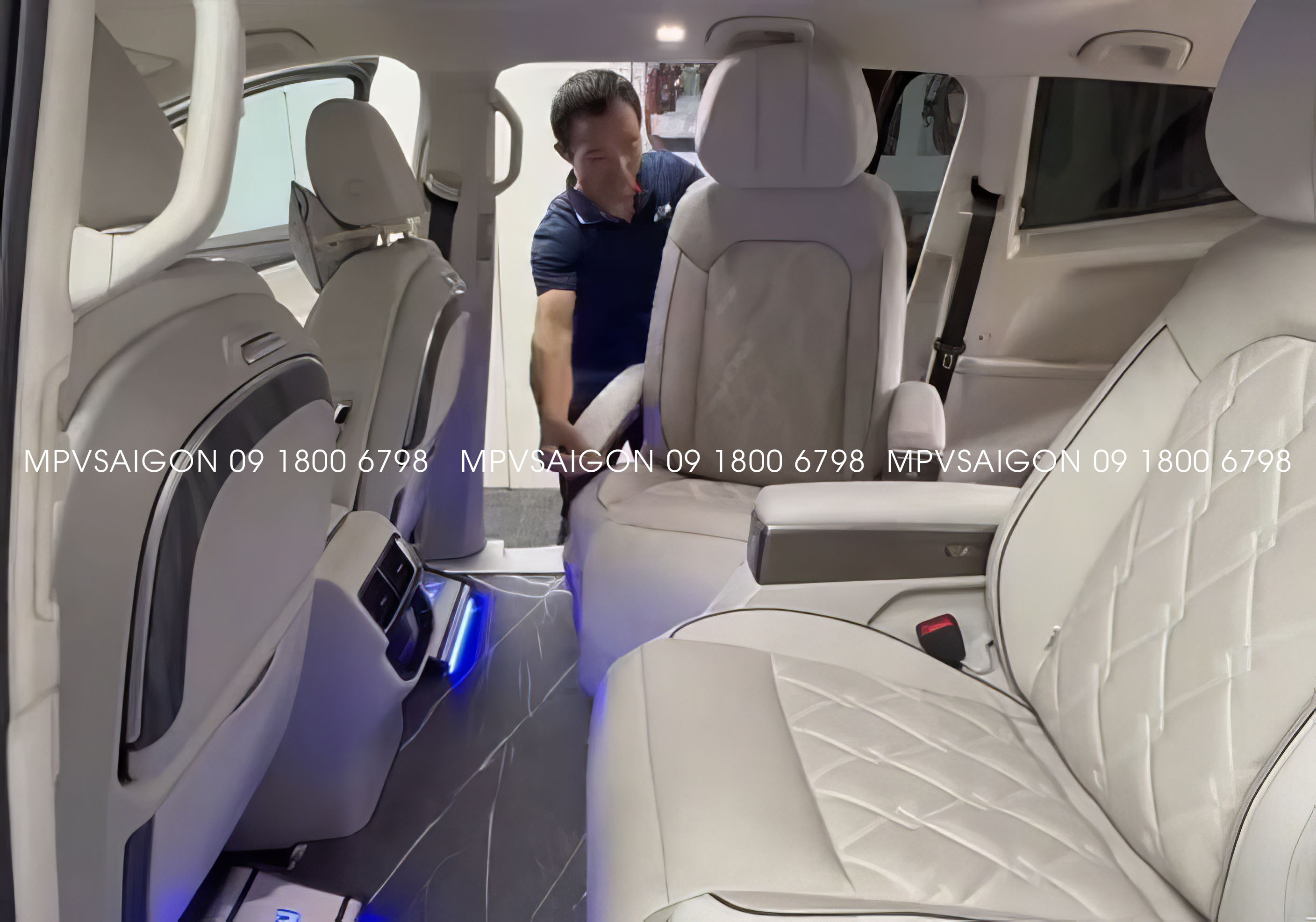 Volkswagen Viloran độ ghế zin trượt điện xoay 180 độ