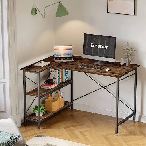 Góc dưới bàn làm việc