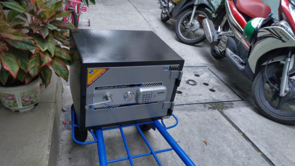 Vận chuyển két sắt bằng dụng cụ chuyên dụng