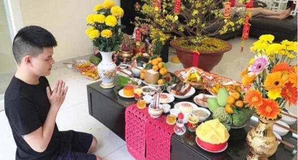 Mâm cúng vào nhà mới bao gồm các món mặn, ngũ quả và hương hoa