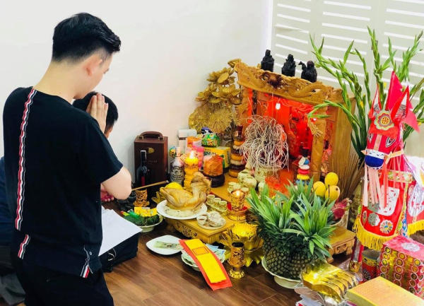 Việc thắp hương trước khi vào nhà mới vừa là xin phép tổ tiên vừa xua đuổi tà khí