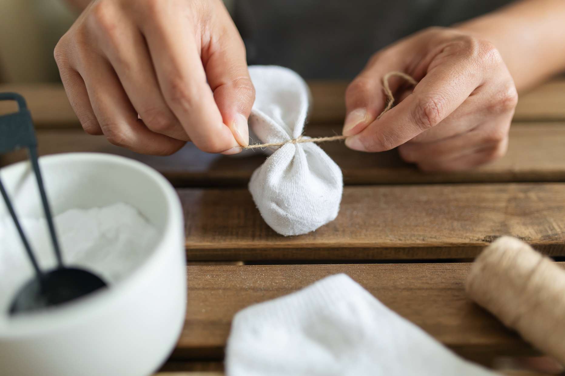 Cách khử mùi hôi giày bằng baking soda 1