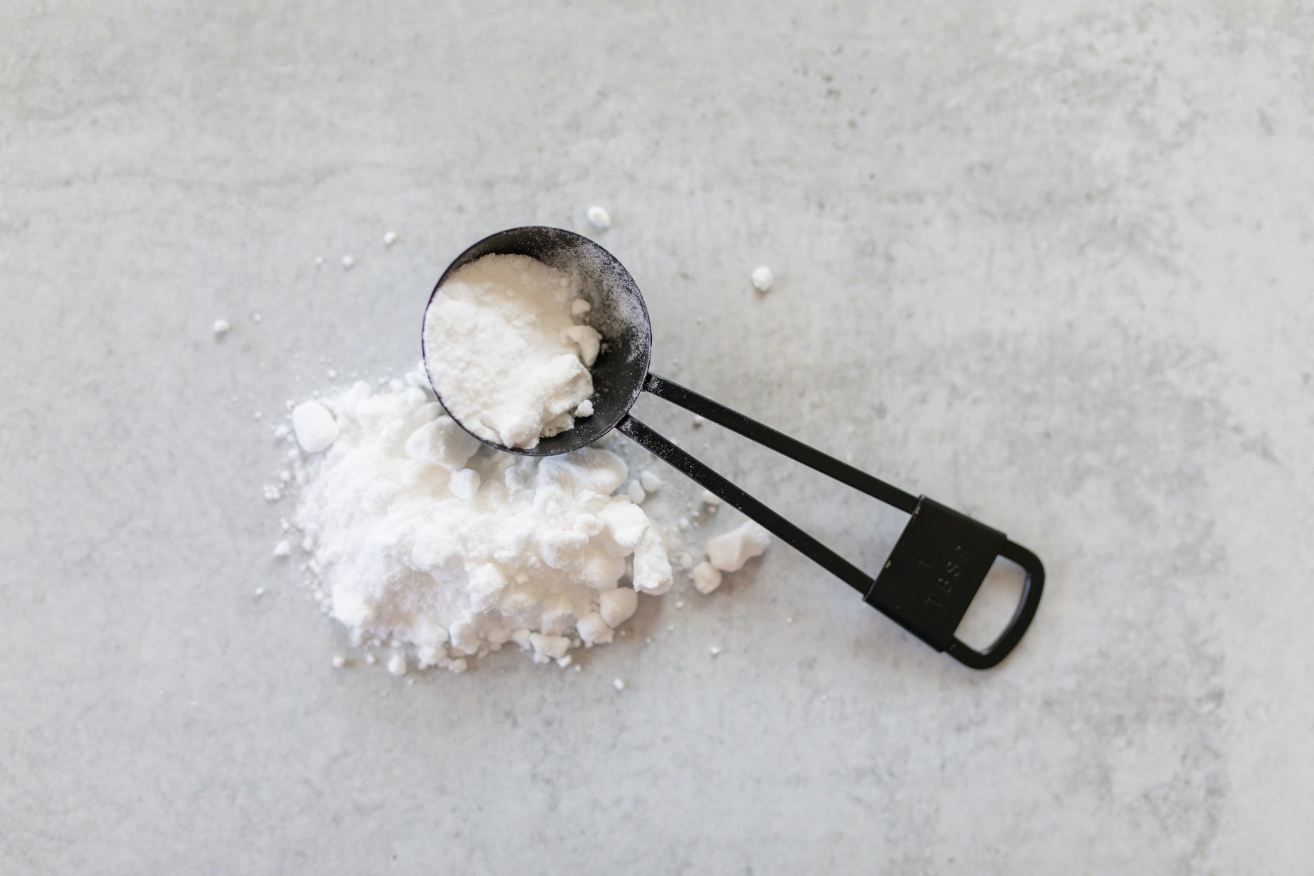 Cách khử mùi hôi giày bằng baking soda 10