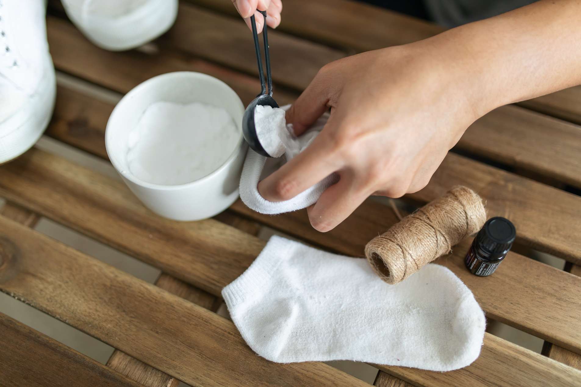 Cách khử mùi hôi giày bằng baking soda 2