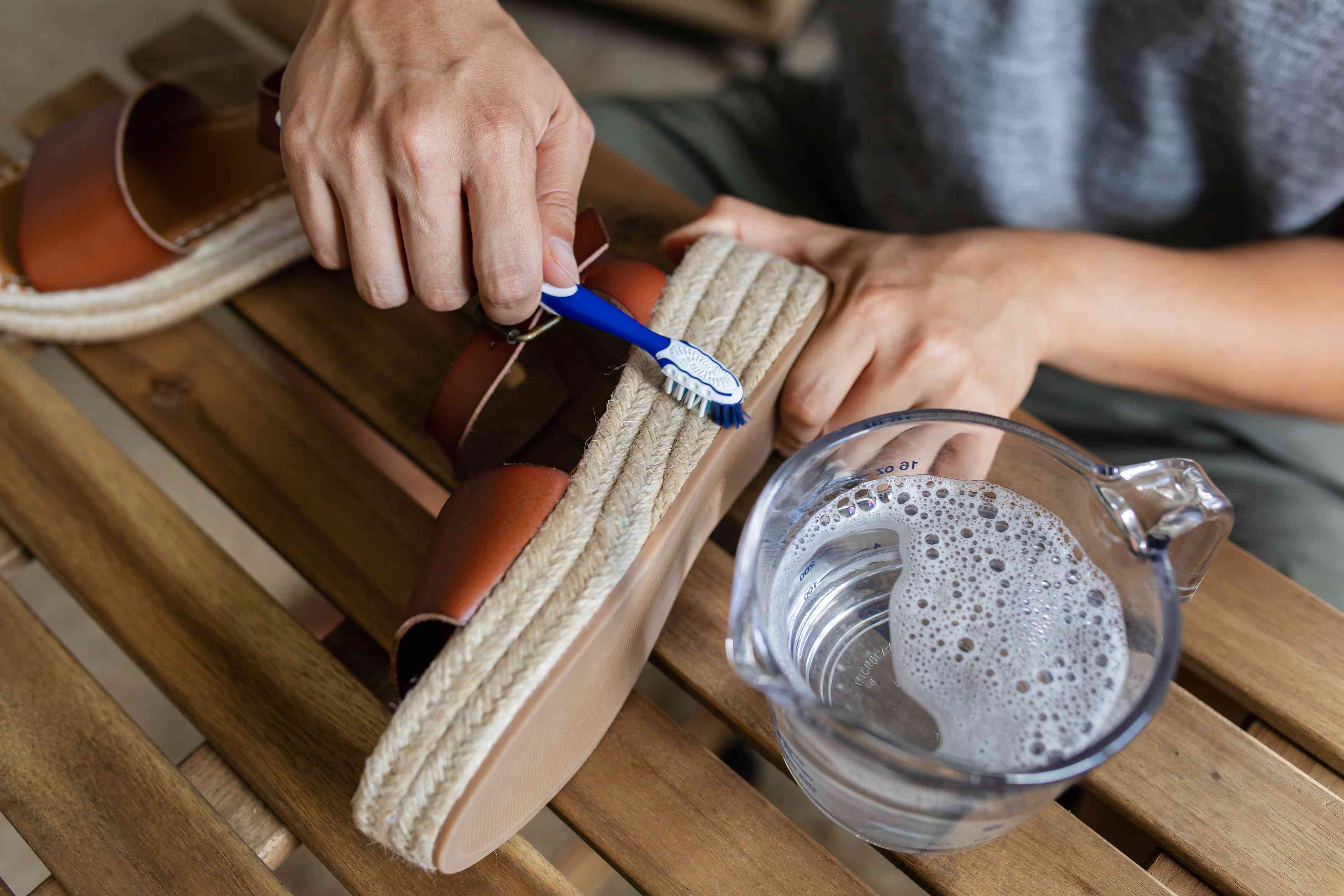 Hình ảnh minh họa giày sandal và dép mây